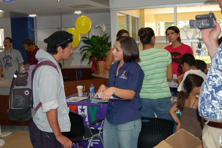 man_and_woman_w_clipboard_at_event_DSC_0057_72pix.jpg